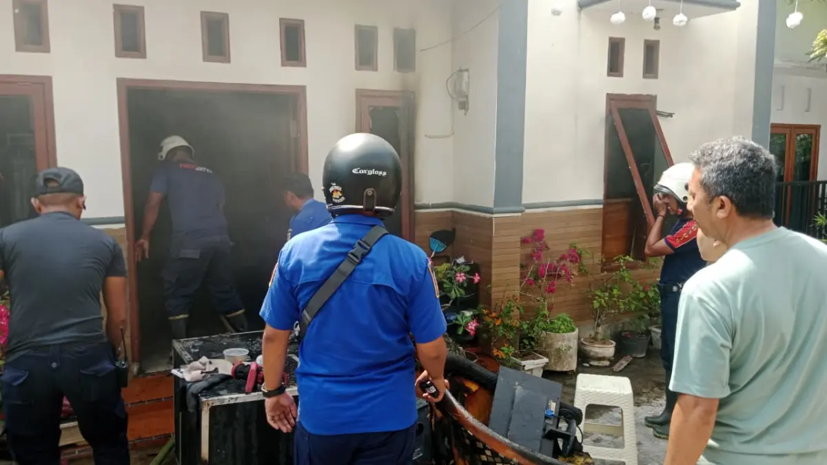MENDATANGI: Petugas saat mendatangi lokasi kebakaran dan mulai memadamkan api. (DAMKAR BONDOWOSO)