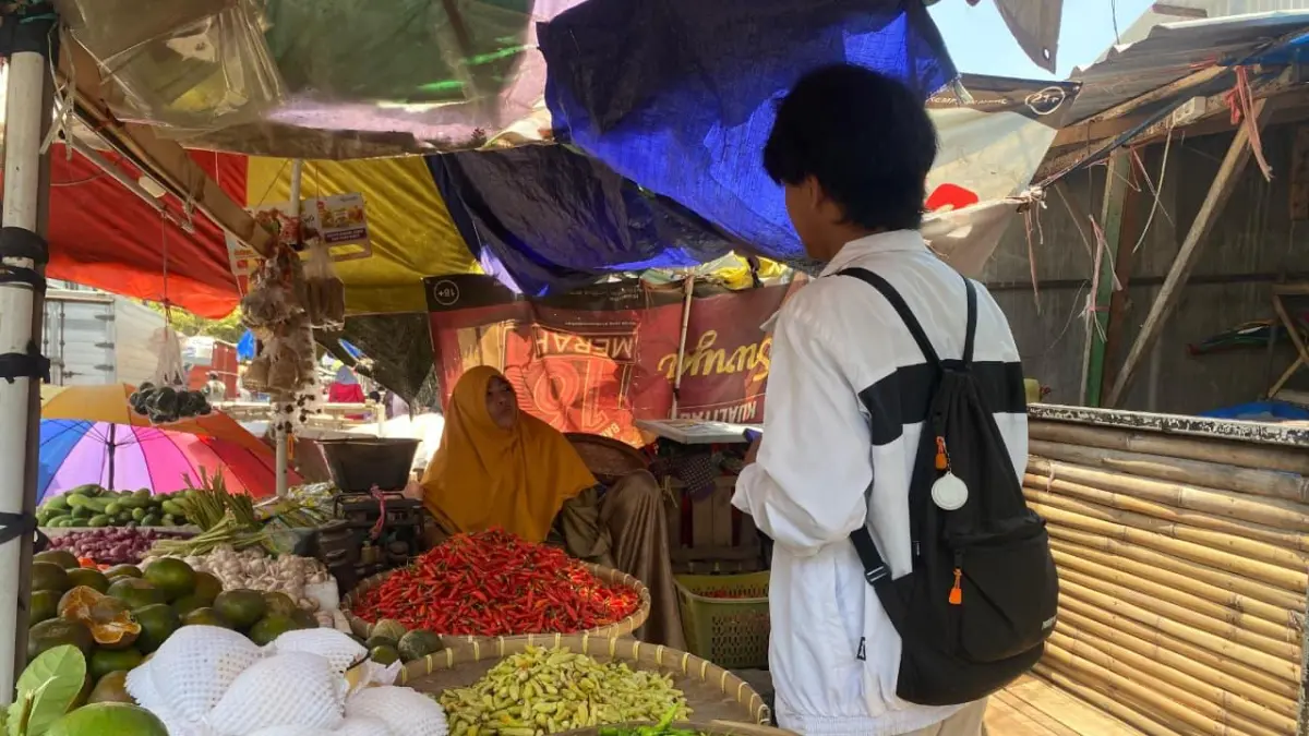 MEROKET: Harga cabai rawit merah kembali naik dan membuat konsumen mengeluh. (ADE APRYANIS/RAME)