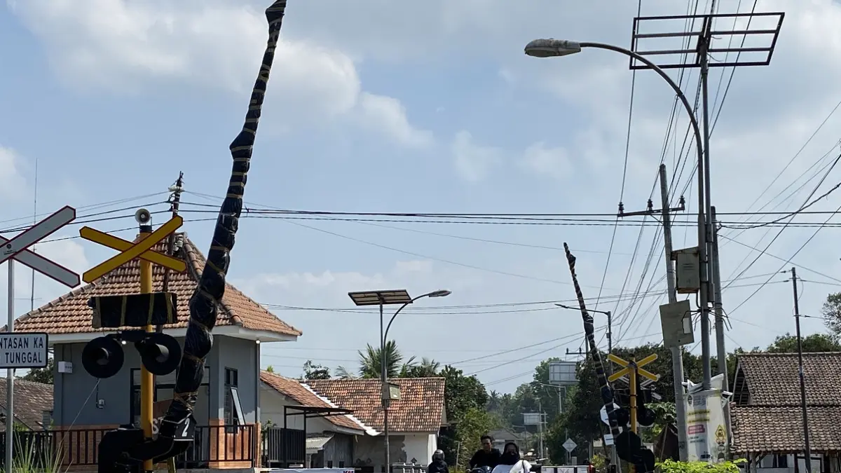 TANPA PENJAGA: Kondisi jalan di perlintasan sebidang di Desa Klatakan, Kecamatan Tanggul. Selain palang pintu KA tersebut belum berfungsi, rupanya lampu PJU tenaga surya juga hilang. Kondisi tersebut membuat perlintasan minim penerangan saat malam hari. (JUMAI/RADAR JEMBER)