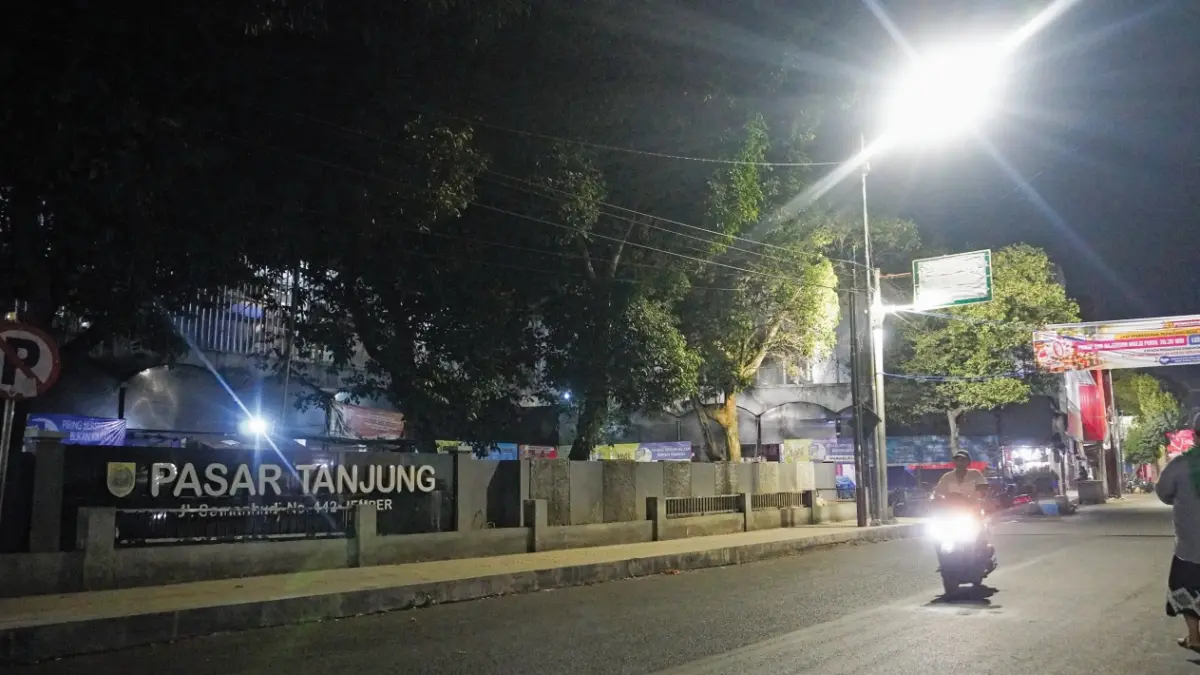 LENGANG: Pasar Tanjung di sisi Jalan Samanhudi tampak sepi dari aktivitas dan kondisi itu berbeda jauh di Jalan Doktor Wahidin. Kini, Pemkab Jember memperketat aktivitas perdagangan kawasan Pasar Tanjung dengan menerjunkan satgas gabungan. (SIDKIN ALI/RADAR JEMBER)