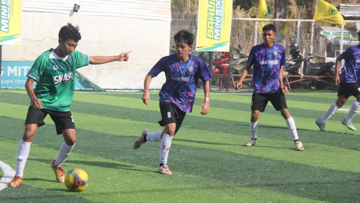 MELAJU KE FINAL: Pemain SMAN 1 Situbondo (kiri) dikawal penggawa SMAN 1 Panji dalam laga semifinal Bahlil Mini Soccer 2026 Zona 11 di Lapangan Situbondo Mini Soccer Dawuhan, Selasa (6/10). (EDY SUPRIYONO/RADAR SITUBONDO)