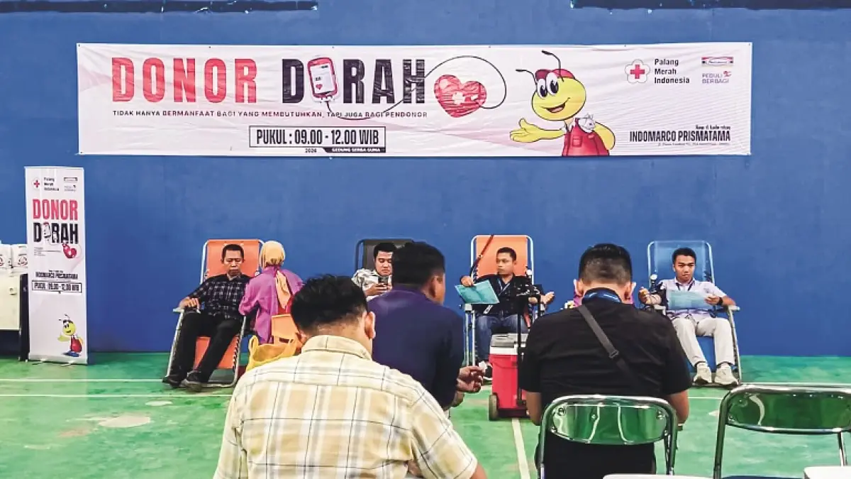 PEDULI: Karyawan Indomaret Cabang Jember mengikuti kegiatan donor darah bersama PMI di Gedung Serba Guna PT Indomarco Prismatama, Kamis (8/10). Kegiatan rutin yang telah digelar sejak 2009 ini merupakan bagian dari tanggung jawab sosial perusahaan sekaligus upaya mendorong kepedulian karyawan terhadap sesama.(INDOMARET JEMBER)