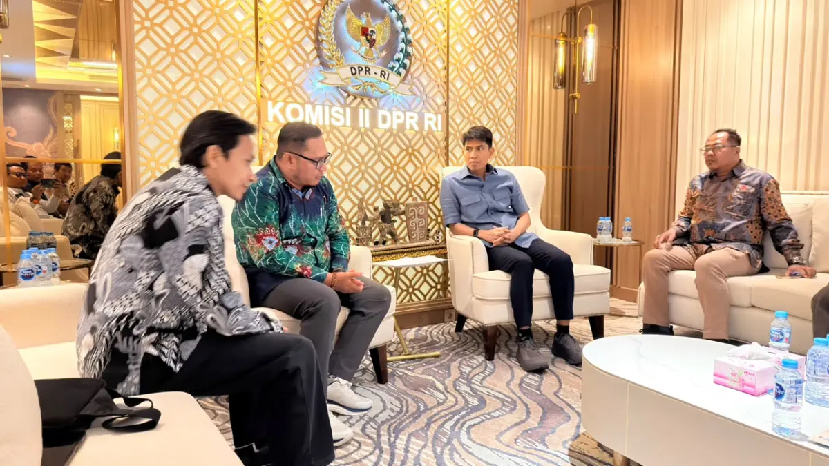 DPP ADAPI saat bertemu Wakil Ketua Komisi II DPR RI sekaligus Juru Bicara Partai Gerindra, Bahtra Banong, di ruang pertemuan Komisi II DPR RI, Jakarta, Rabu (7/10). (DPP ADAPI)