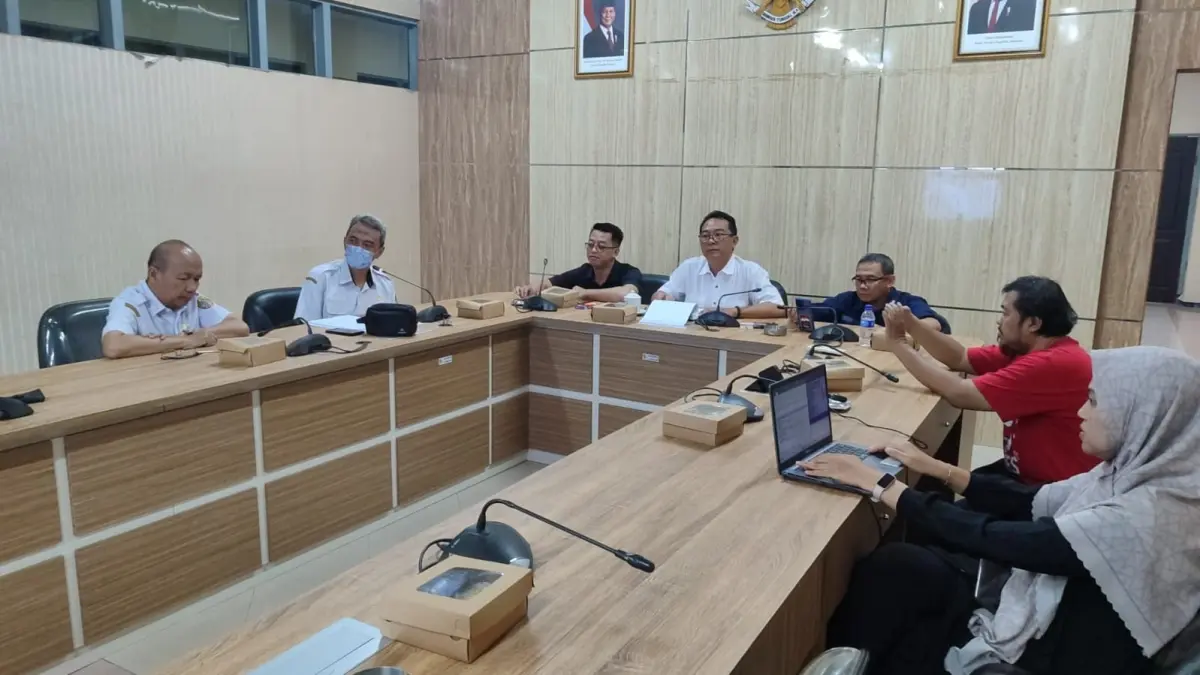 FINALISASI: Tahapan finalisasi pembahasan Raperda Pengelolaan Barang Milik Daerah (PBMD) antara Komisi C dengan BPKAD dan Biro Hukum Pemkab Jember, Rabu (7/10). (VIRGA)