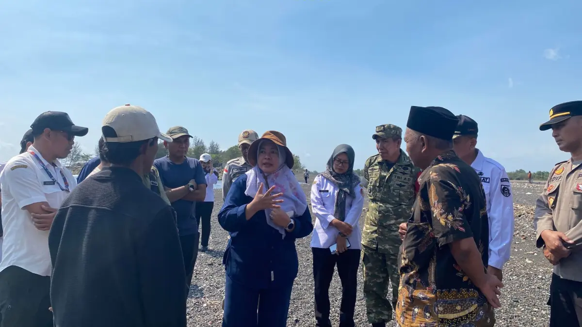 KOLABORASI: Sejumlah unsur terkait turun langsung ke Muara Sungai Bedadung untuk mengecek separah apa pendangkalan. (PPID JEMBER)