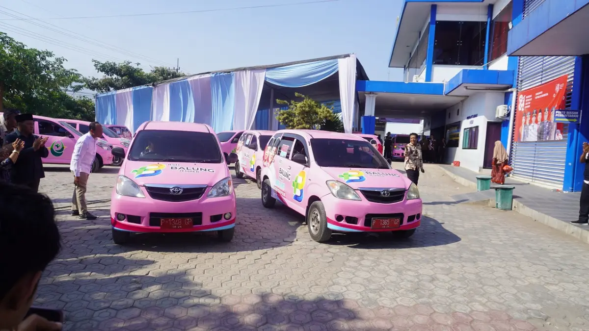 MOBIL CINTA: Minibus yang digunakan mengantarkan pasien sembuh menuju kediaman mereka, saat dilaunching, dari RSD Balung, Kamis (8/10). (MAULANA/RADAR JEMBER)