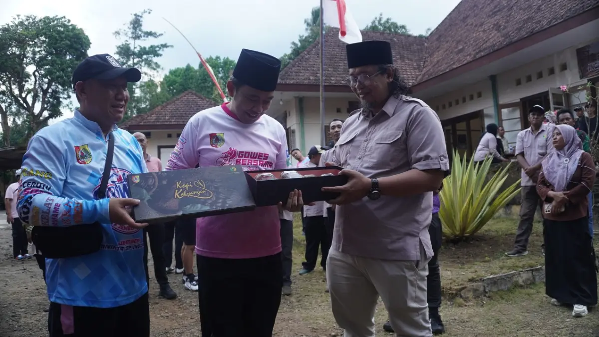 HILIRISASI PERKOPIAN: Gus Fawait dan Direksi Perumda Kahyangan, me perkenalkan salah varian kopi Perkebunan Kahyangan, saat mengunjungi Perkebunan Sumberwadung, Mayang, Jember, (5/10). Dalam kesempatan itu, ia menyinggung kaitan potensi kopi Jember. (MAULANA/RADAR JEMBER)