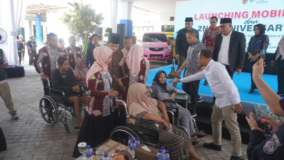 TERUS DITINGKATKAN: Sejumlah pasien rawat inap di RSD Balung memanfaatkan program berobat gratis Universal Health Coverage (UHC). Setelah menjalani perawatan, pasien diantar pulang menggunakan armada Mobil Cinta. (MAULANA/RADAR JEMBER)