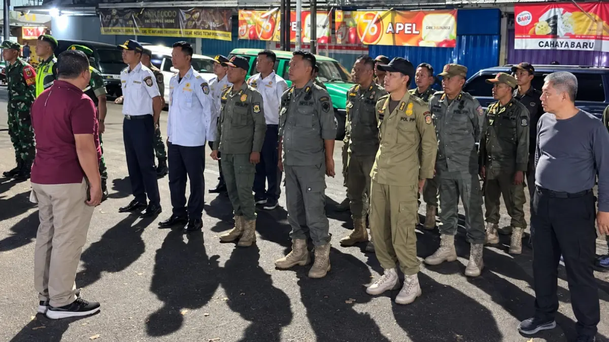 SIGAP : Tim gabungan Satgas Pasar Tanjung apel persiapan penertiban. (PPID JEMBER)