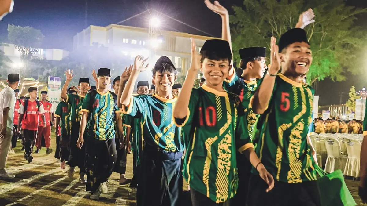 MERIAH: Peringatan Hari Santri Nasional yang berlangsung khidmat dan semarak di Alun-alun Jember, Sabtu malam (10/10). (DISKOMINFO JEMBER)