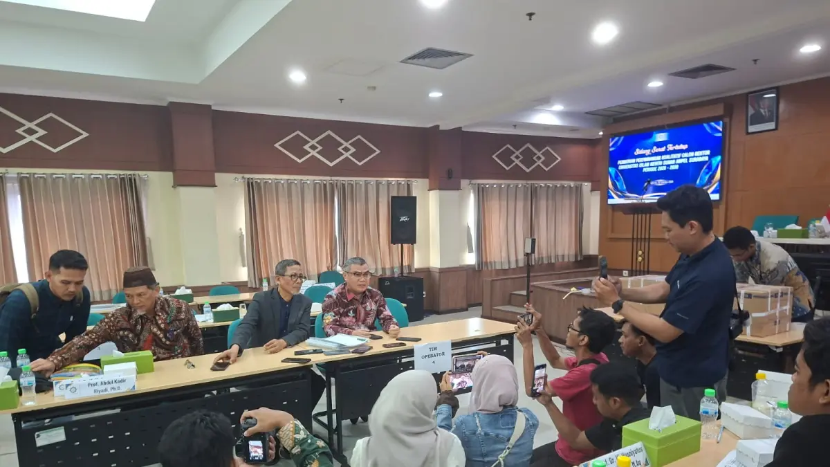 Ketua Senat Akadenik Prof Ali Aziz memberi keterangan kepada para wartawan usai rapat senat tertutup memberi pertimbangan kepada calon rektor UINSA di GreenSA Juanda (7/8/2026) lalu.