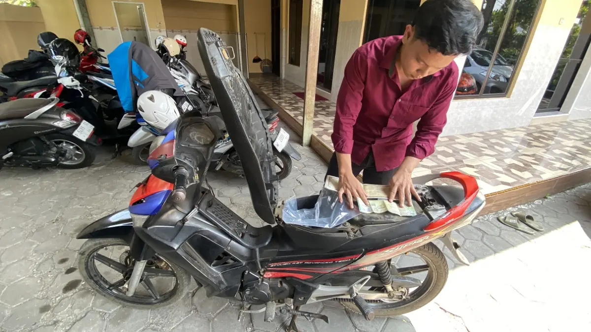 CEK SURAT MOTOR: Personil Reskrim Polsek Kaliwates amankan BB motor setelah dibawa kabur residivis curanmor. (JUMAI/RADAR JEMBER)