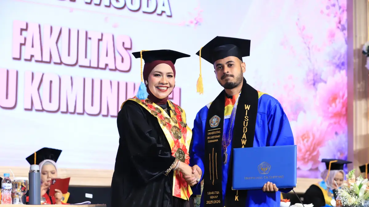 MEMBANGGAKAN : Pemberian penghargaan kepada Zeinel Arfin Sadiq dengan predikat lulusan terbaik S2 di Unitomo Surabaya.