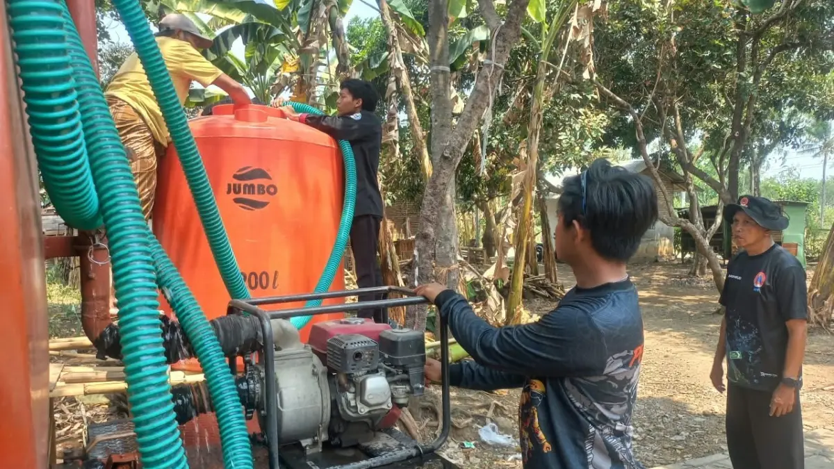 ISI TANDON AIR: Petugas BPBD Jember menyalurkan air bersih bagi 142 kepala keluarga terdampak kekeringan di Lingkungan Plalangan, Kelurahan Bintoro, Kecamatan Patrang, Senin (12/10). Hingga penyaluran ke-18, total bantuan air bersih yang telah didistribusikan ke wilayah tersebut mencapai 90.000 liter. (BPBD JEMBER)