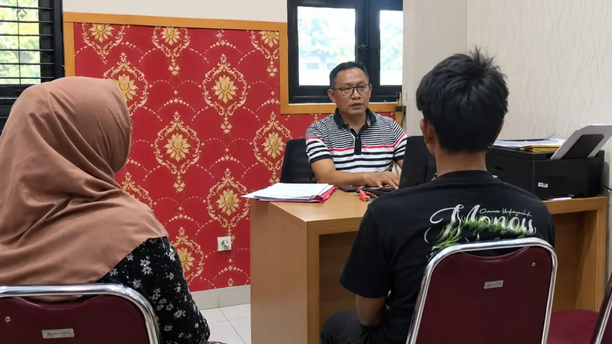 INTEROGASI: Unit Reskrim Polsek Sumbersari periksa pria diduga cabuli adik iparnya di Kecamatan Sumbersari. (POLSEK SUMBERSARI)