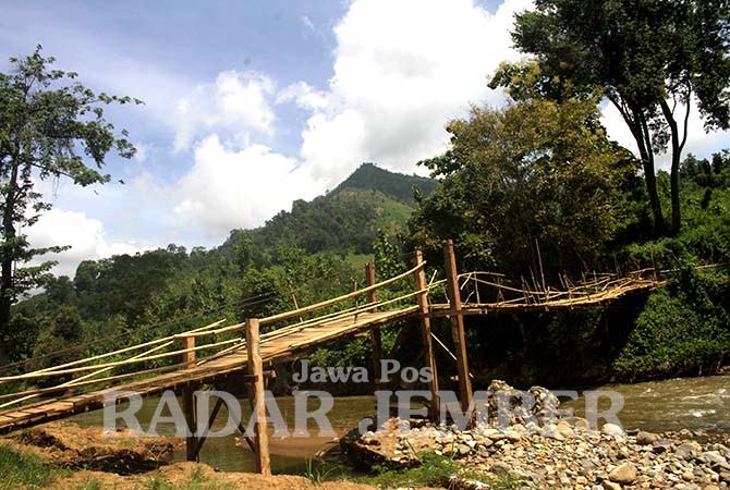 SETELAH PUTUS: Jembatan yang sempat putus setelah dihantam banjir, Februari 2018, langsung diperbaiki secara gotong-royong. (Jumai/Radar Jember)