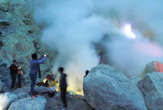 Dok Radar Ijen PESONA IJEN: Inilah blue fire yang menjadi pesona Kawah Ijen. Selama libur lebaran, tercatat ada tujuh ribu lebih wisatawan yang ke Kawah Ijen melewati Bondowoso.