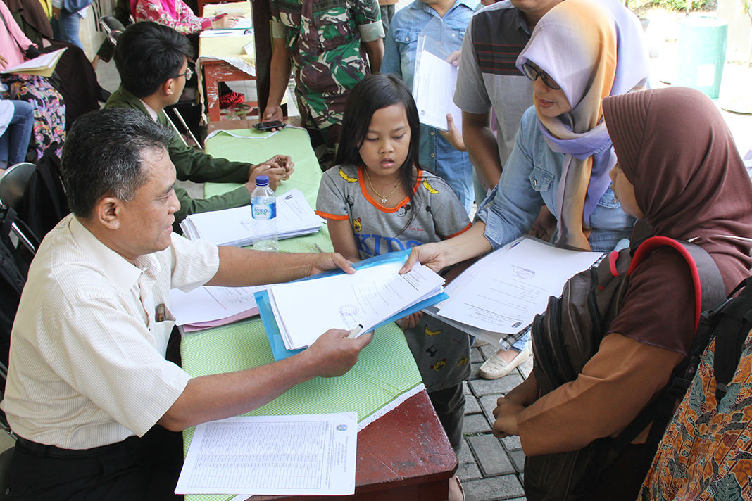 Jumai/radar Jember  DAFTAR ULANG : Proses pendaftaran ulang PPDB di SMAN 4 Jember, kemarin.