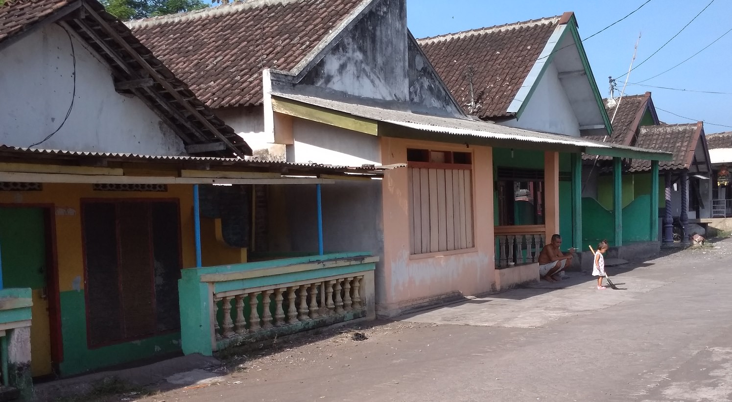 TERSELUBUNG: Perkampungan yang bercampur dengan tempat prostitusi di kawasan Dolog tampak lengang saat siang hari. Namun, sejumlah PSK diam-diam non stop melayani pengunjung.