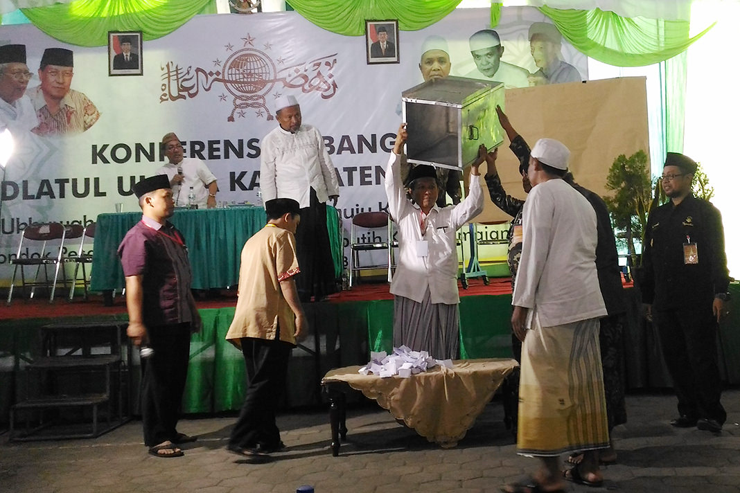 Khawas Auskarni/Rame BERJALAN LANCAR: Pelaksanaan Konfercab PCNU Lumajang berjalan lancar dengan mengantarkan M Mas’ud (kanan) menjadi ketua tanfidz dan KH Husni Zuhri  (kiri) menjadi rais syuriah PCNU Lumajang.
