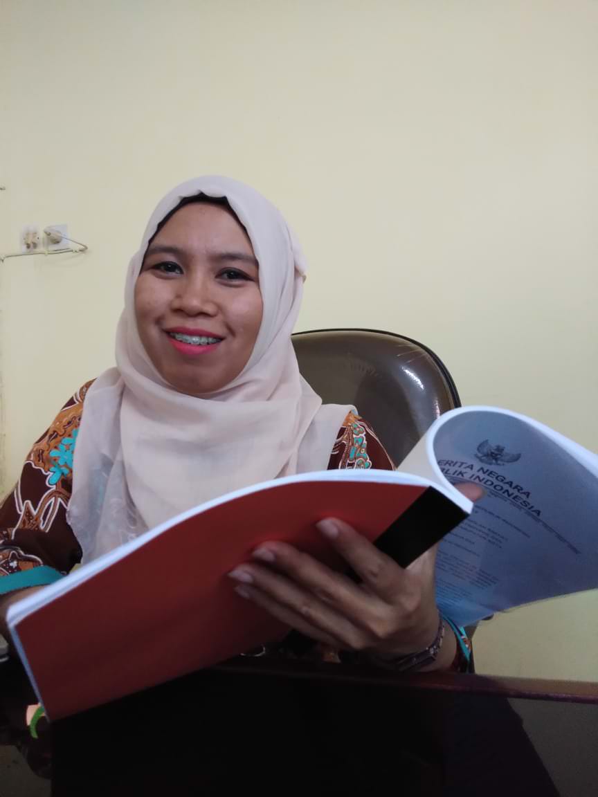 MENGANALISA: Siti Mudawiyah SE, Ketua KPU Lumajang ketika menganalisa verifikasi syarat bacaleg yang sekarang sedang dalam perbaikan