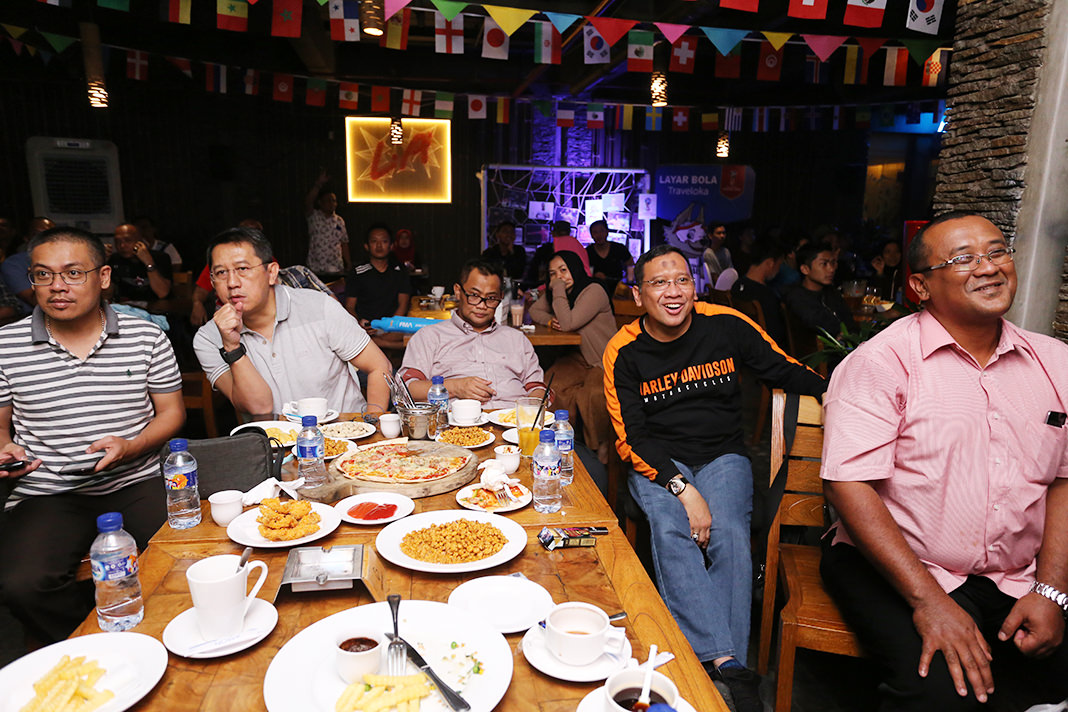 DWI SISWANTO/RADAR JEMBER  HEBOH: Sejumlah masyarakat terlihat antusias melihat Layar Bola Traveloka dalam Final Piala Dunia di Lavender Café & Pool Bar.