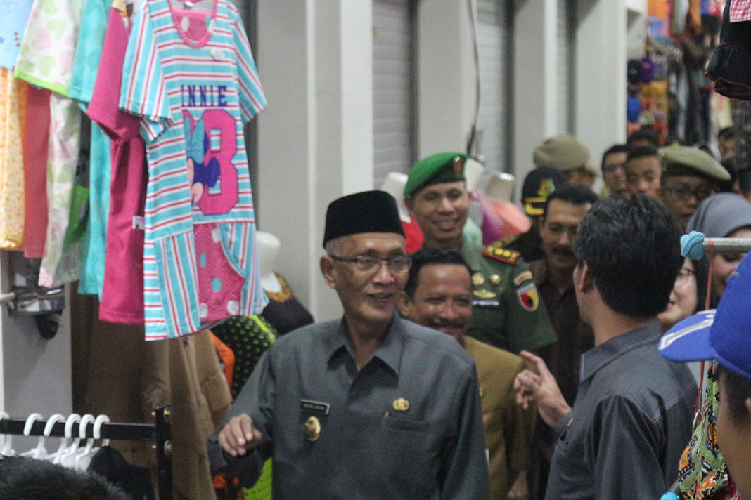 Sholikhul Huda/Radar Ijen  TINJAU PASAR: Bupati Amin Said Husni bersama Wakil Bupati Salwa Arifin dan rombongan Forpimda saat mengunjungi stan di Pasar Induk Bondowoso.