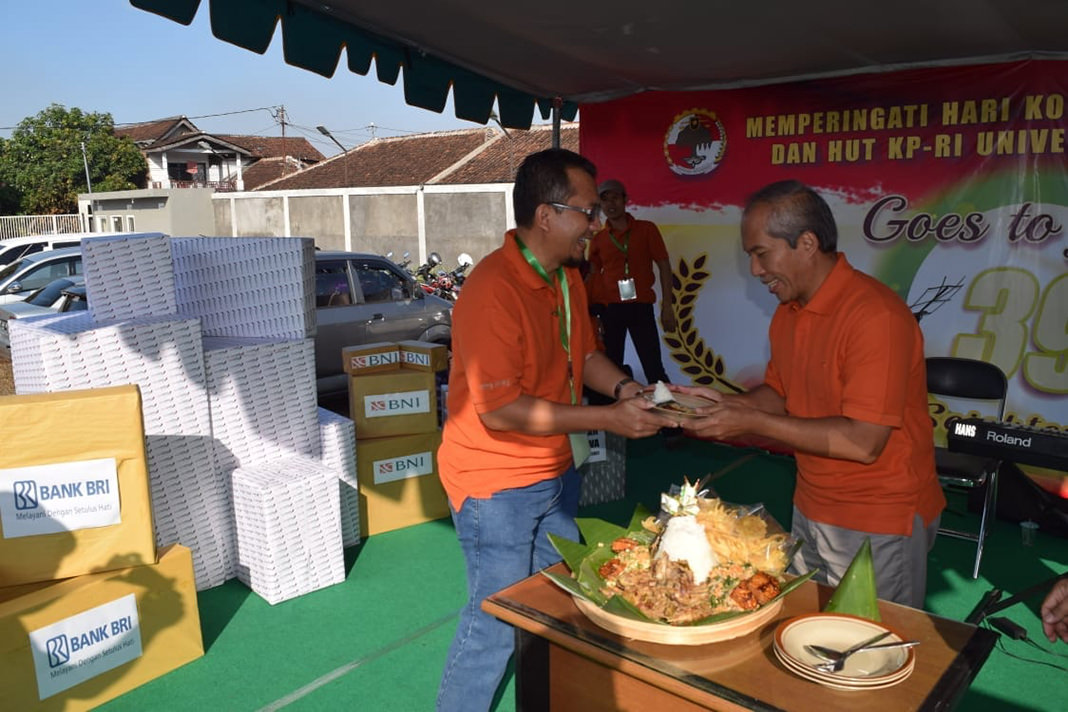 KPRI UNEJ FOR RADAR JEMBER  SERAHKAN TUMPENG: Rektor UNEJ Drs Moh. Hasan MSc PhD selaku pembina menyerahkan tumpeng kepada Prof Dr Yuli Witono STP MP, selalu Ketua KPRI UNEJ.
