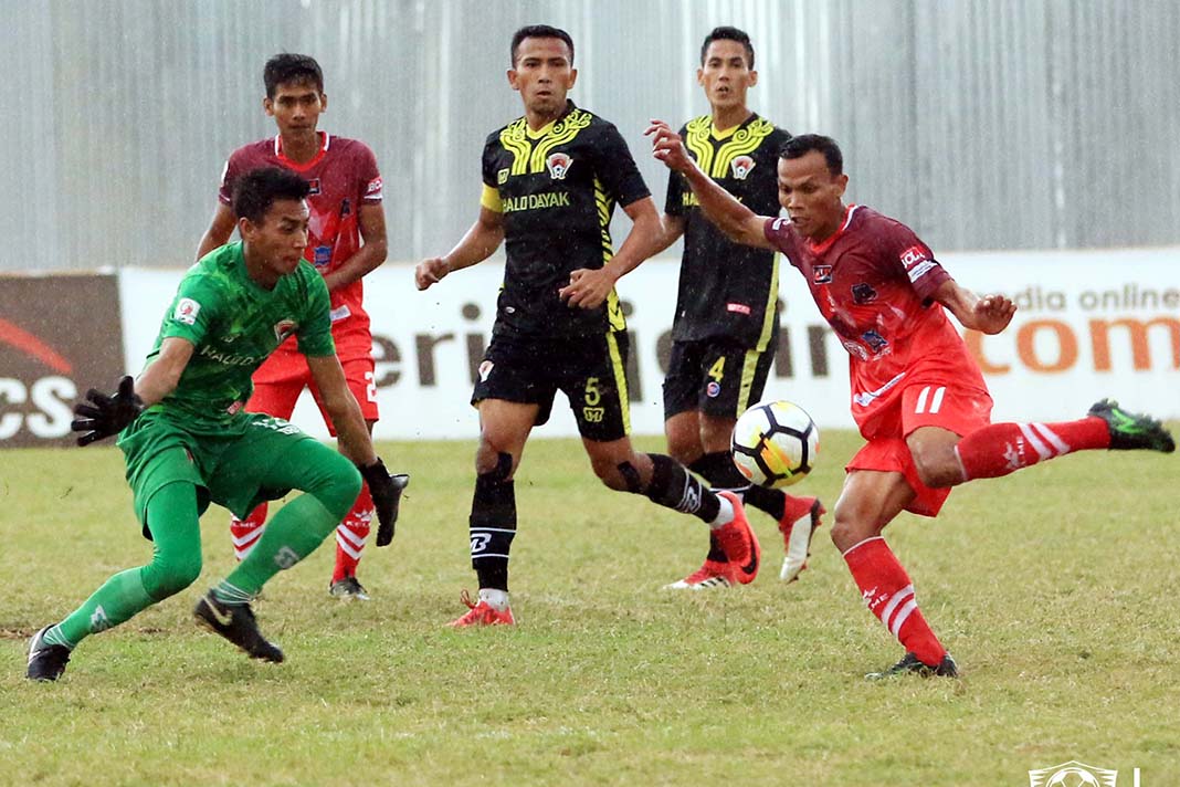 SEMERU FC FOR RAME SENGIT: Pemain Semeru FC berusaha menghadang serangan pemain Kalteng Putra. Tim Semeru FC harus menelan pil pahit setelah ditumbangkan tim tamu Kalteng Putra 0-1.