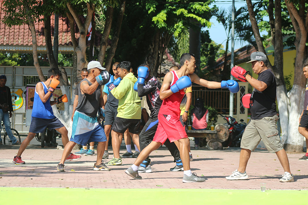 Sholikhul Huda/Radar Ijen  LATIHAN: Para atlet tinju Bondowoso saat latihan di Alun-Alun RBA Ki Ronggo, kemarin. Sebagai cabor baru Pertina akan menggelar pertandingan di alun-alun 25 Agustus nanti.