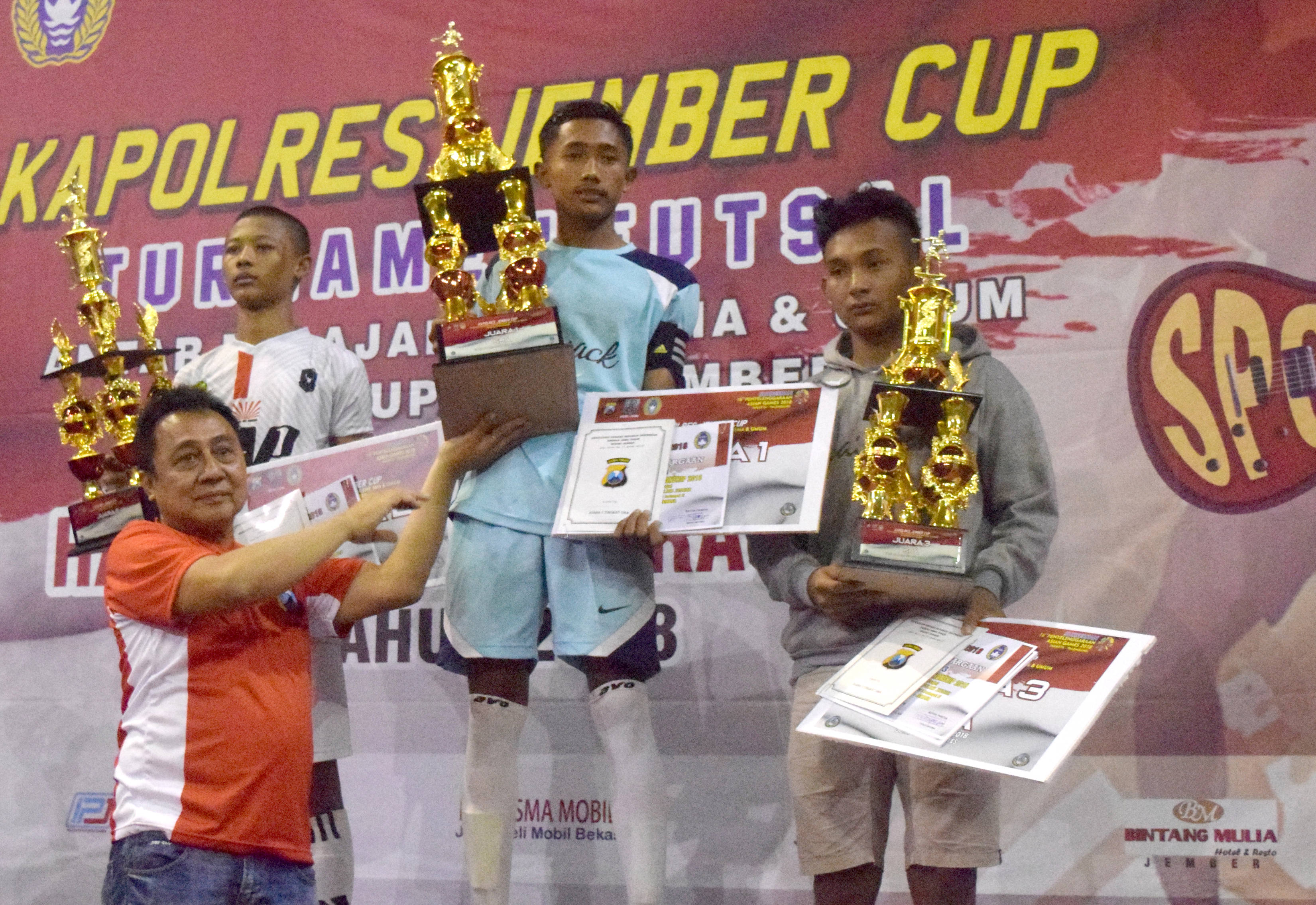 Muchammad Ainul Budi/ Radar Jember  TIM JUARA: Tim futsal SMA Bima Ambulu berhasil menjadi juara turnamen Futsal Kapolres Jember Cup 2018.