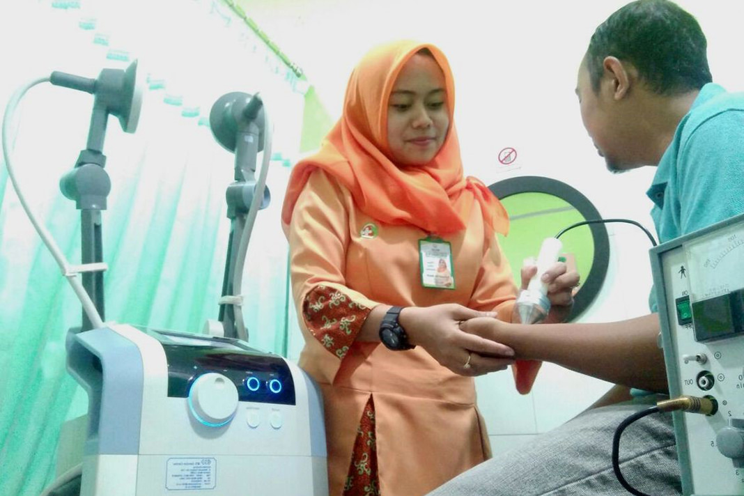 RSU KALIWATES FOR RADAR JEMBER  PENANGANAN FISIOTERAPI: Tak sedikit masyarakat yang menganggap bahwa fisioterapi sama dengan pijat biasa. Padahal di dalamnya terdapat berbagai teknik yang bisa dimanfaatkan untuk terapi medis.