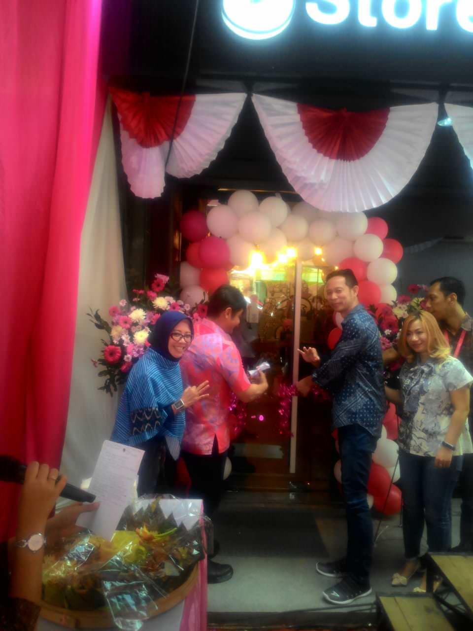 KANTOR BARU: Gerai Tri Store Jember menempati lokasi baru