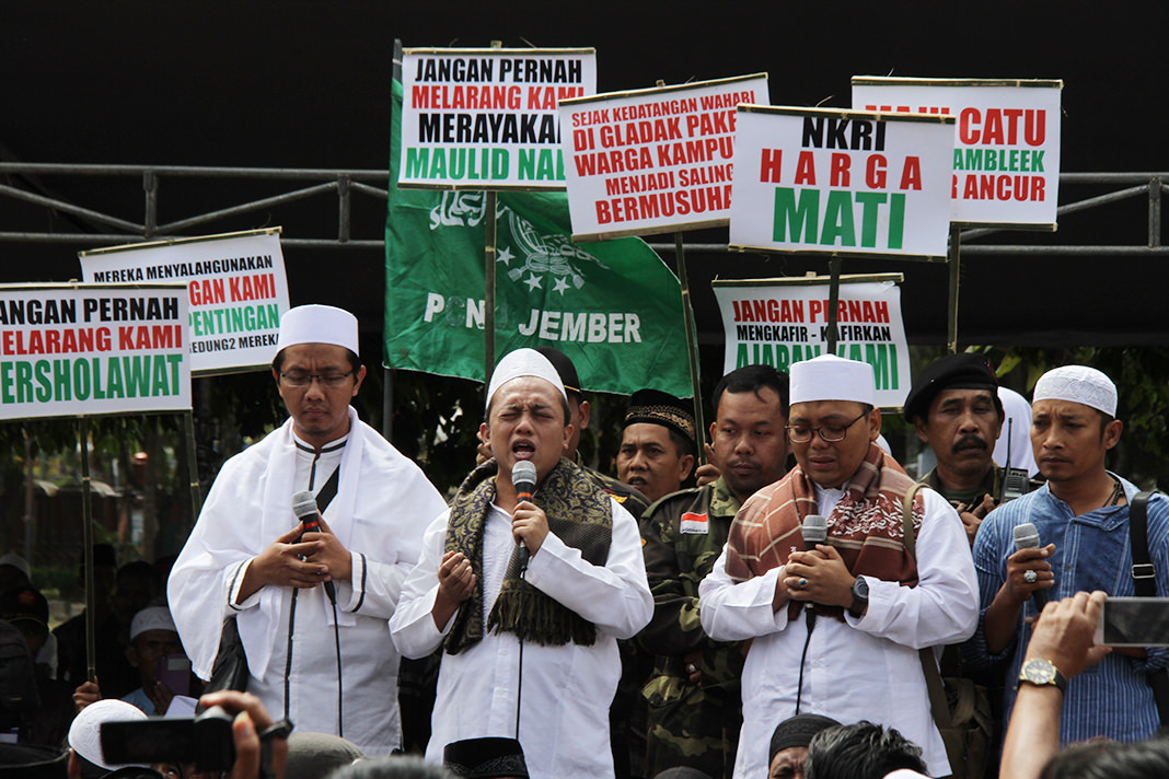 JUMAI/RADAR JEMBER  GESEKAN: Gus Baiqun (dua dari kiri) saat menyampaikan orasi di depan kantor Pemkab Jember, kemarin. Aksi kelompok yang mengatasnamakan Topi Bangsa ini kemarin digelar di dua titik, depan kantor pemkab dan gedung DPRD. 