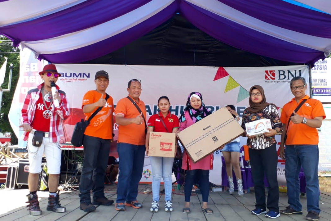 BNI 46 FOR RAME  MERIAH: Para pemenang lomba peringatan HUT RI ke-73 mendapatkan hadiah dari Bank BNI 46 Kantor Cabang Lumajang.