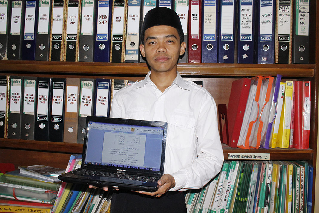 Rangga Mahardika/Radar Jember  DARI DESA: Setelah mengikuti seleksi, Slamet Eko Syahroni dinyatakan lolos sebagai pembuat soal ujian di level nasional.