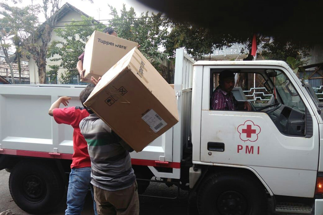 PMI FOR RADAR JEMBER  TERUS BERDATANGAN: Petugas PMI Kabupaten Jember menerima dan menyalurkan bantuan dari para donatur. Bantuan disalurkan melalui PMI ke korban gempa Lombok.