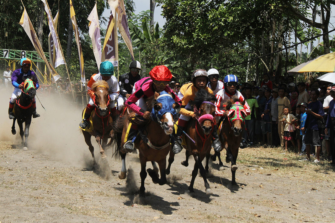 JUMAI/RADAR JEMBER  JARANG DILOMBAKAN: Sedikitnya 75 peserta yang ambil bagian dalam lomba Pacuan Kuda Piala Abdul Rochim di lapangan Desa Badean, Kecamatan Bangsalsari, kemarin.