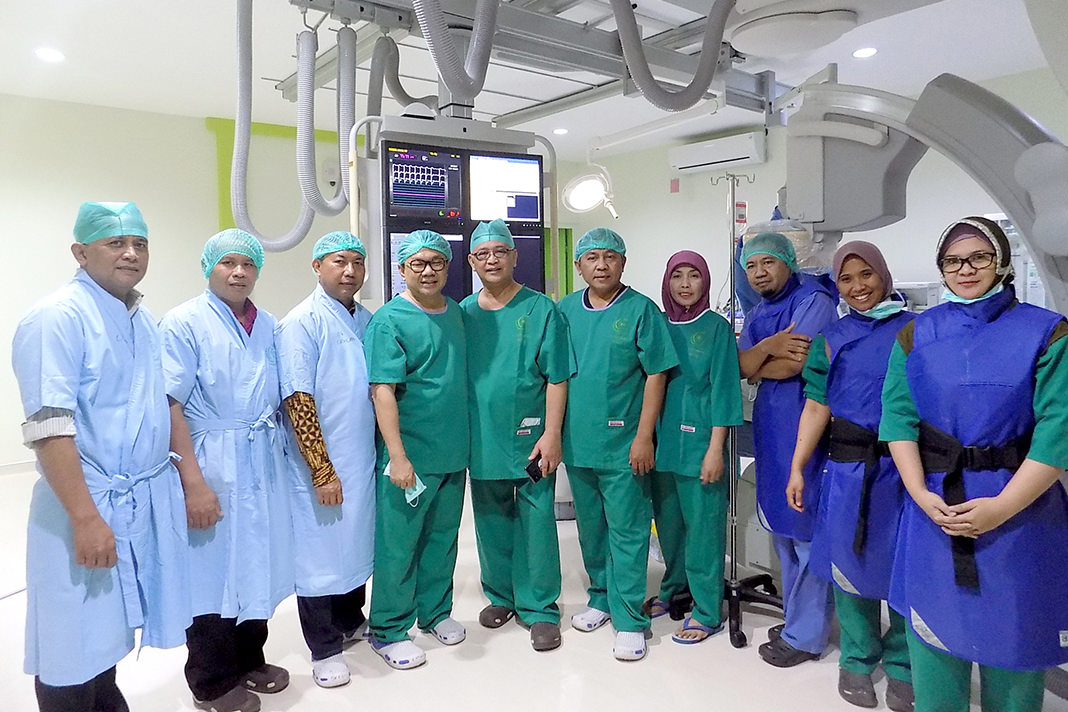 NARTO/RADAR JEMBER  CANGGIH: Konsultan RSUD dr Soetomo Surabaya Dr dr Yudi Her Oktaviano SpJP (K) FIHA FAsCC mendampingi tindakan cathlab (empat dari kiri) RSD dr Soebandi Jember bersama dokter spesialis jantung dan pembuluh darah RSD dr Soebandi dr Dandy
