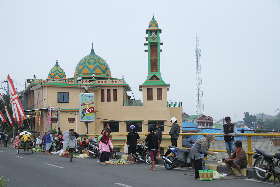 JUMAI/RADAR JEMBER  TETAP JUALAN: Seorang pedagang yang berjualan di Gladak Kembar tetap cuek meski di sebelahnya ada petugas polisi pamong praja.