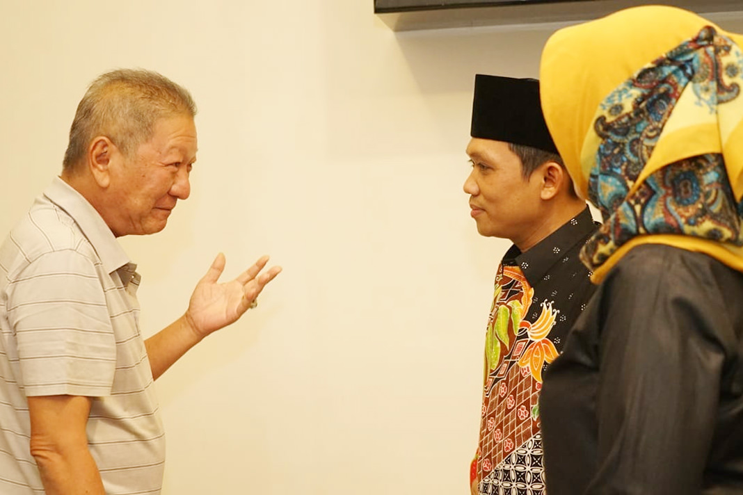 KHAWAS AUSKARNI/RADAR SEMERU TAK MAIN-MAIN: Bupati Thoriq berdialog dengan owner Vision Vista saat sidak kemarin malam.