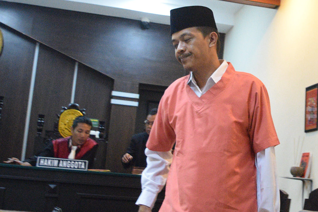 MUCHAMMAD AINUL BUDI / RADAR JEMBER  TONJOK SEORANG NENEK: Terdakwa penganiayaan Ahmad Sidik, usai menjalani acara persidangan pemeriksaan saksi di Pengadilan Negeri Jember.