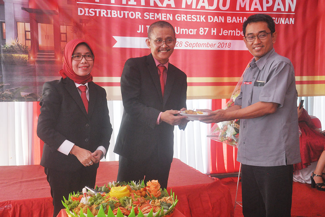 POTONG TUMPENG: Peresmian kantor baru ini ditandai dengan pemotongan tumpeng oleh Direktur Utama PT Mitra Maju Mapan Agung Muhardi dan Direktur Operasional PT Mitra Maju Mapan Sri Minarni.