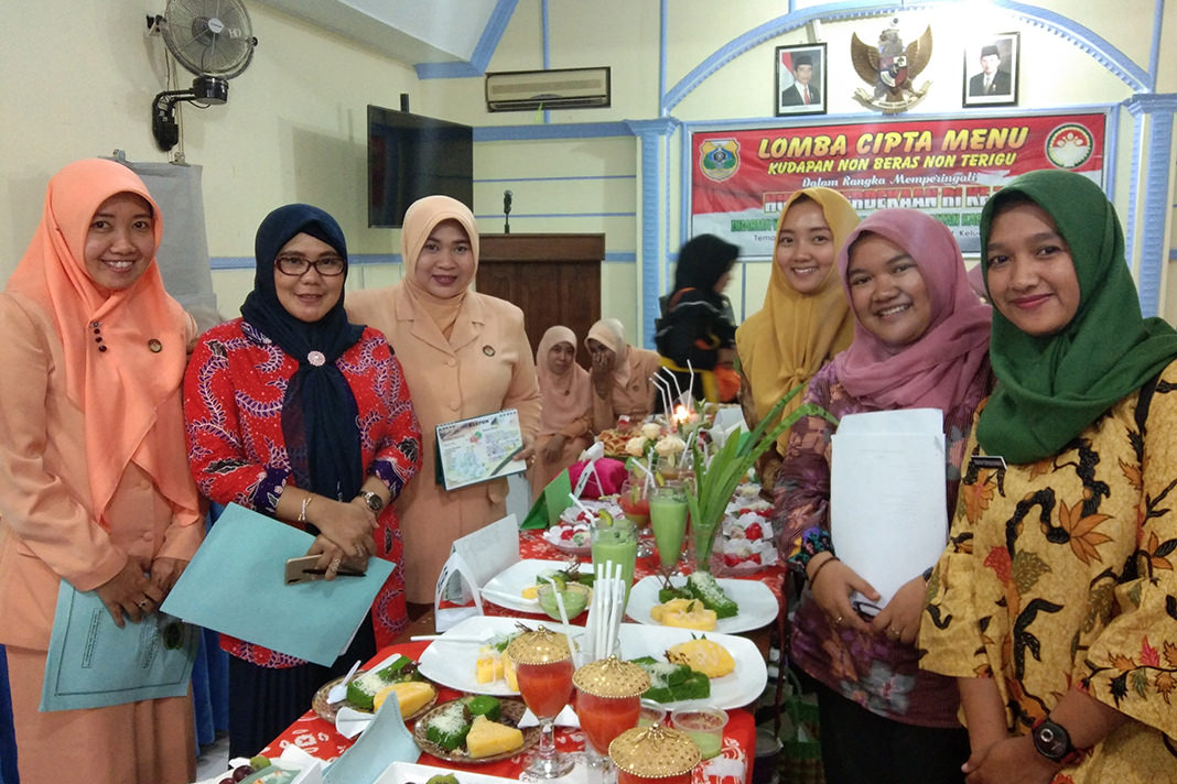 Foto Eko Saputro/Radar Ijen  BERGIZI:  Ketua dharma wanita persatuan Dinkes Bondowoso Hj Nur Saidah Imron bersama Tim penilai lomba Dharma Wanita Dinkes Gelar Lomba Cipta Menu Non Beras.