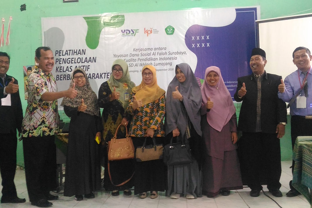 HAFID ASNAN / RAME  BERKARAKTER: Perwakilan tiga sekolah bersama Direktur Lemdik Al Ikhlash dan KPI dalam pembukaan pelatihan pengelolaan kelas aktif berbasis karakter pagi kemarin
