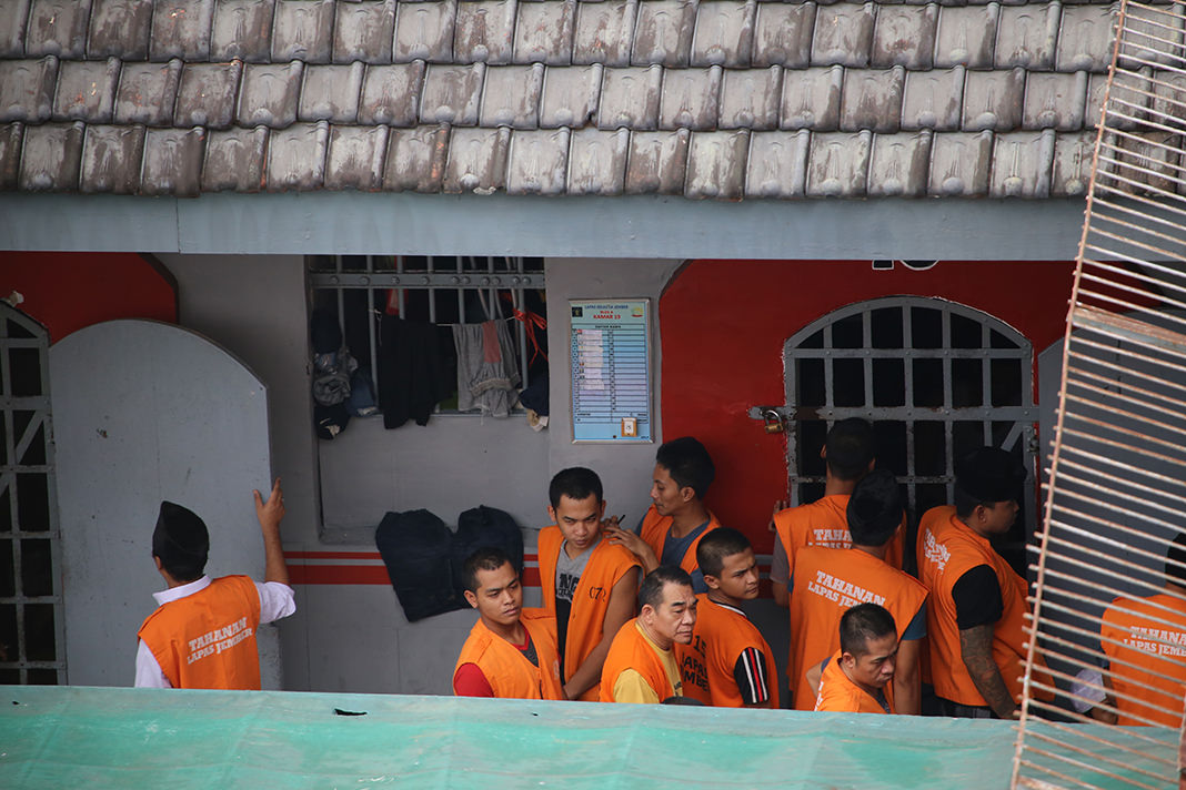RUMITNYA NGURUS BUI: Pemandangan di salah satu blok yang ada di Lapas Kelas II A Jember. Tingkat kriminalitas yang tinggi di Jember berdampak pada melubernya jumlah penghuni lapas. Kondisi ini tentu saja menimbulkan banyak masalah. Tak hanya dari penghuni