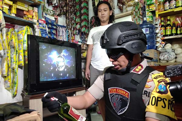 GEREBEK MIRAS: Menjelang Ramadan 1440 Hijriah, polisi menyita minuman keras yang diduga ilegal pada sebuah toko di Lumajang.