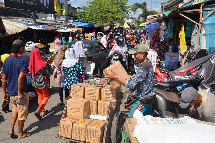 RUWET: Jelang Idul Fitri, Pasar Rambipuji terus diserbu pengunjung. Imbasnya, jalan sekitar pasar dan jalan nasional tersendat.