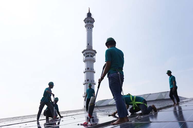 ENERGI TERBARUKAN: Beberapa santri membersihkan elemen sebagai penyimpan tenaga surya di Ponpes Wali Barokah. Lembaga pendidikan pesantren ini merupakan ponpes terbesar pemakai PLTS di Indonesia