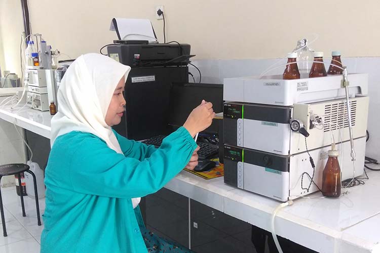 BERIKAN NILAI TAMBAH: Kandungan minyak serai terus diuji di laboratorium. Ini supaya minyak yang bisa digunakan bahan dasar sabun dan kosmetik itu memiliki kualitas tinggi.
